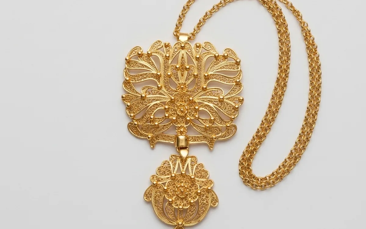 Pormenor de um pendente dourado em filigrana