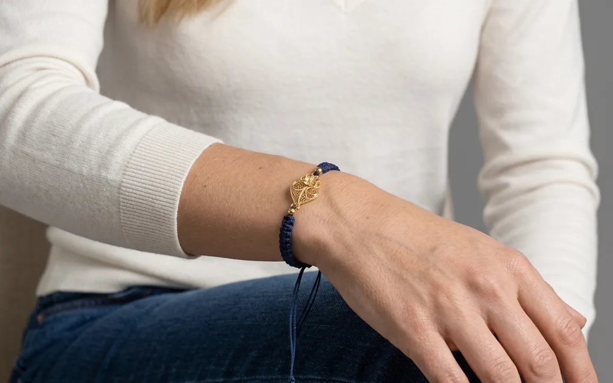 Pulseira de cordão azul com coração de filigrana