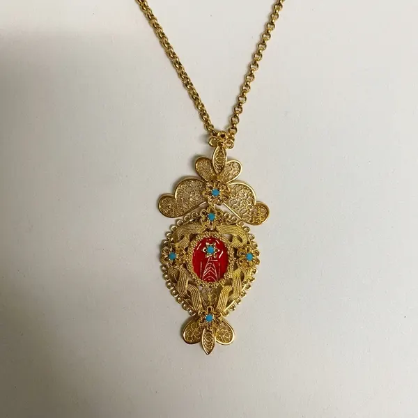 Colar Medalhão Vermelho